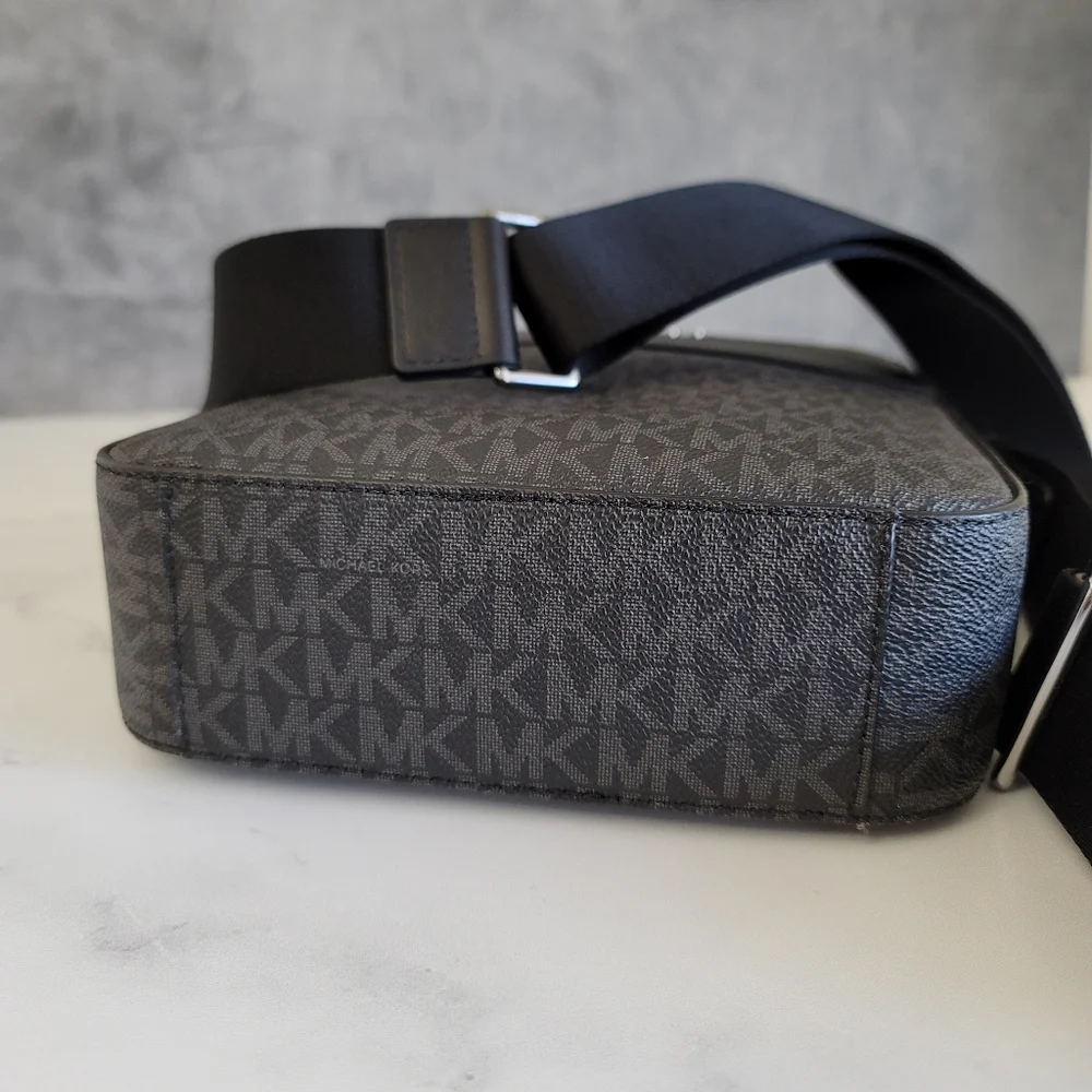 Michael Kors Crossbody - Picture 4 of 6